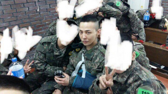 G-Dragon Big Bang Terlihat Kenakan Arm Sling di Foto Terbaru