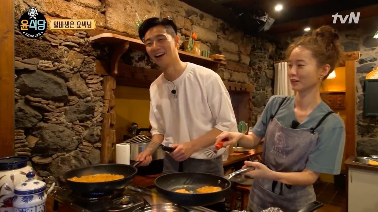 Kemampuan Masak Park Seo Joon Buat Jung Yoo Mi Takjub