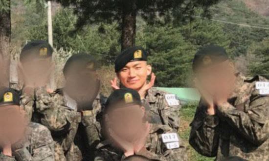 Daesung Pose Unyu Bareng Rekan Tentara Lainnya