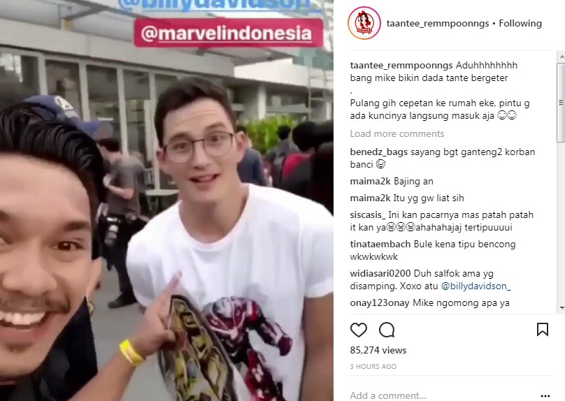 Mike Lewis Tersenyum ke Arah Kamera