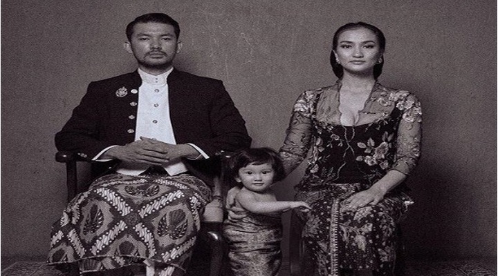 Peringati Hari Kartini, Atiqah Hasiholan Kompak Pakai Baju Tradisional Bareng Suami dan Anak