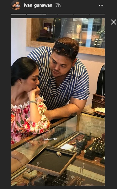 Faye Malisorn dan Ivan Gunawan Tampak Melihat Beberapa Produk Perhiasan di Bali