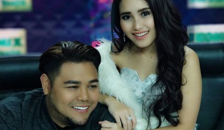 Ayu Ting Ting Promosikan Hijab Bermotif Fotonya Komentar Ivan Gunawan Ini Jadi Sorotan