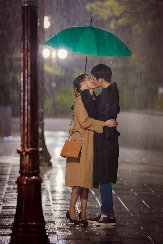 Jung Hae In dan Son Ye Jin di adegan mesra