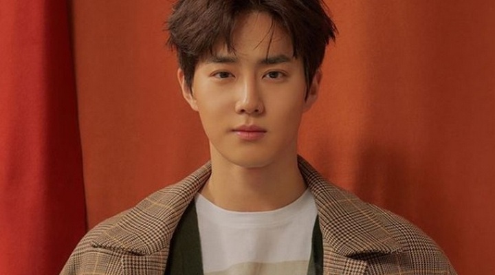 Rayakan Ultah, Gantengnya Suho EXO Ceria Bawa Kue Tart & Botol Champagne