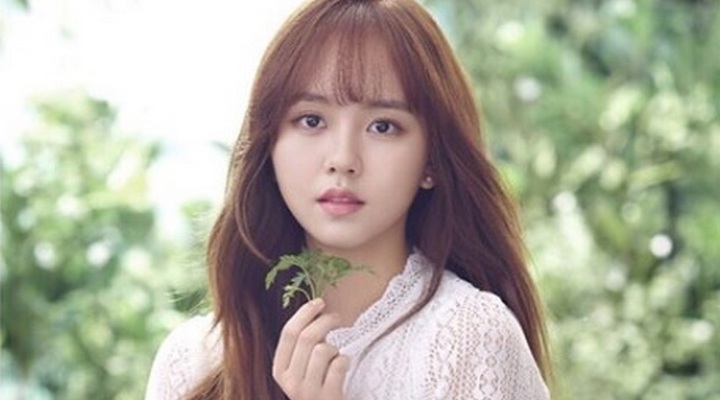 Kim So Hyun Cantik nan Anggun di Foto Terbaru, Netter Malah Soroti Hal Ini