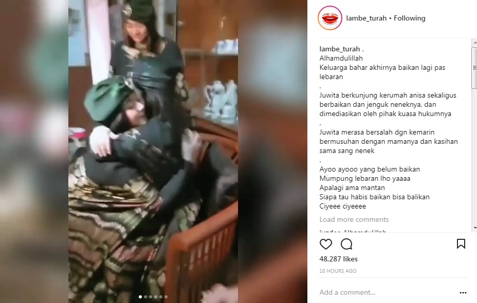 Annisa Bahar dan Juwita Saling Berpelukan