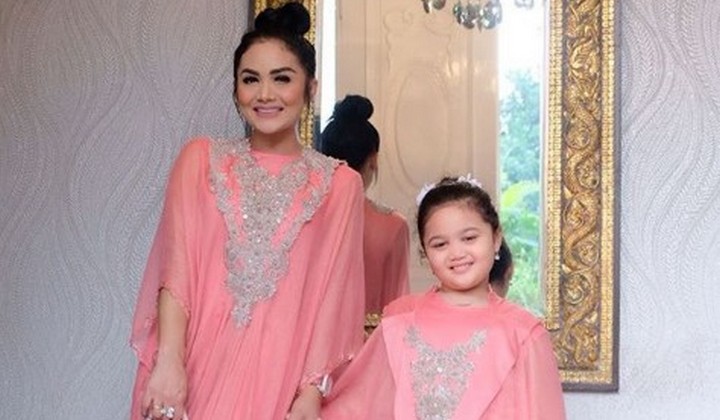 Krisdayanti Putrinya Kompak Kenakan Baju Ini Saat 