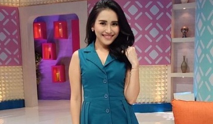 Pakai Baju Begini Saat Lebaran Ayu Ting Ting Malah Tuai Pakai Baju Begini Saat Lebaran Ayu Ting Ting Malah Tuai
