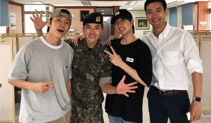 Foto: Bareng Donghae, Eunhyuk dan Siwon Super Junior Ceria Kunjungi Ryeowook yang Wajib Militer