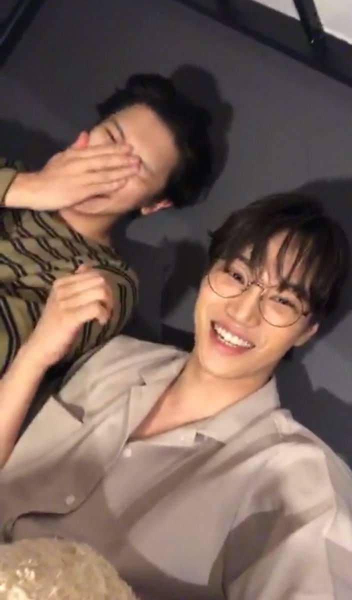 Kai dan Chanyeol live Instagram