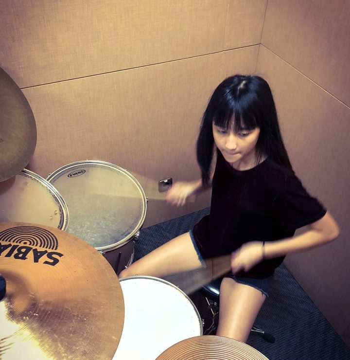 Chloe Mengasah Kemampuannya Bermain Drum