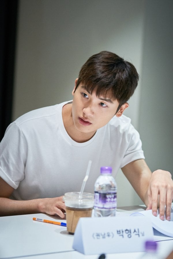 Hyungsik baca naskah film perdana