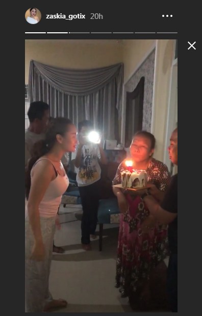 Zaskia Gotik dan Ibunya Tium Lilin Kue Ulang Tahun Bersama