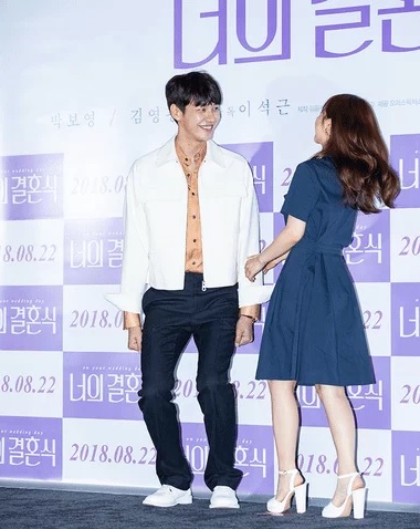 Kim Young Kwang Tampilkan \'Manner Legs\' Untuk Park Bo Young