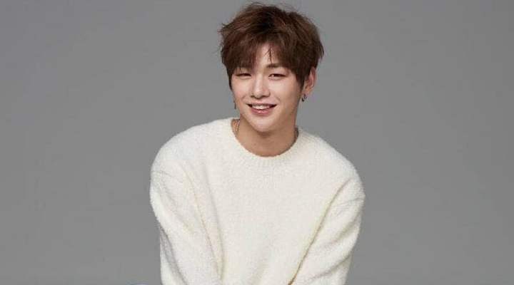 Foto: Wanna One Sapa Fans via V Live, Kang Daniel Akui Bahagia Kini Bisa Buat Ibunya Bangga