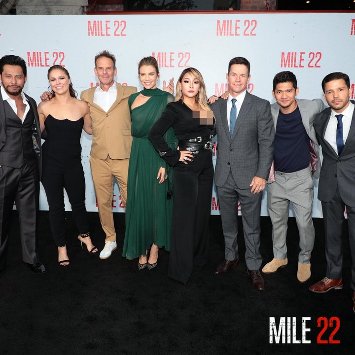 CL Berfoto Bersama dengan Para Bintang Pemain \'Mile 22\'