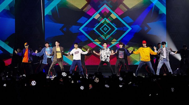 Foto: Bagian Wajah & Dahi Member EXO Disorot Laser Saat Konser di Macau, Fans Geram