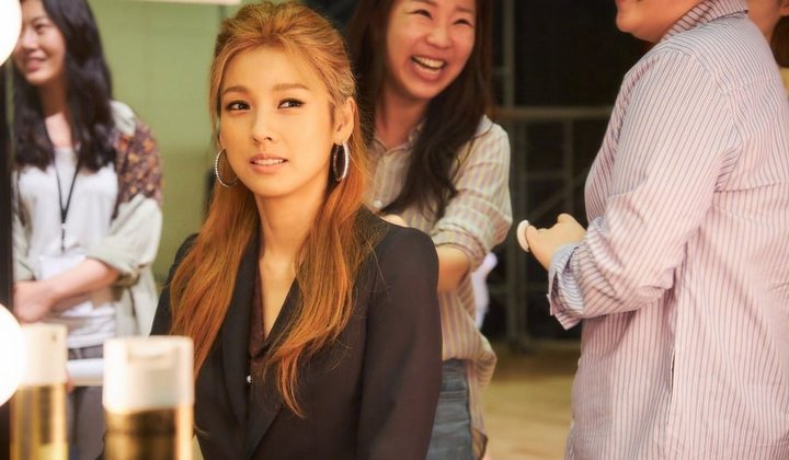 Foto: Perankan Diri Sendiri Sebagai Penyanyi Populer, Ini Kesan Lee Hyori Syuting ‘The Spy Gone North’