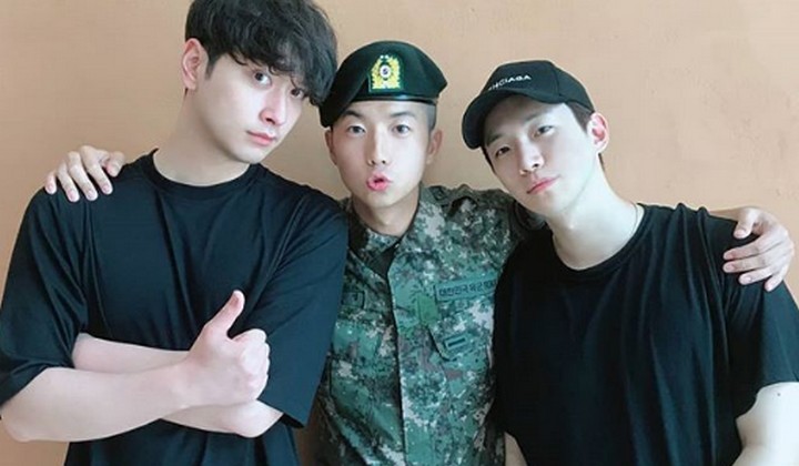 Foto: Berhasil Menyelesaikan Pelatihan Dasar Militer, Wooyoung Dapat Ucapan Selamat dari 2PM