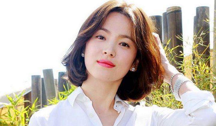 Foto: Bikin Tak Sabar, Song Hye Kyo Pamer Naskah ‘Boyfriend’ yang Dibintangi Bareng Park Bo Gum