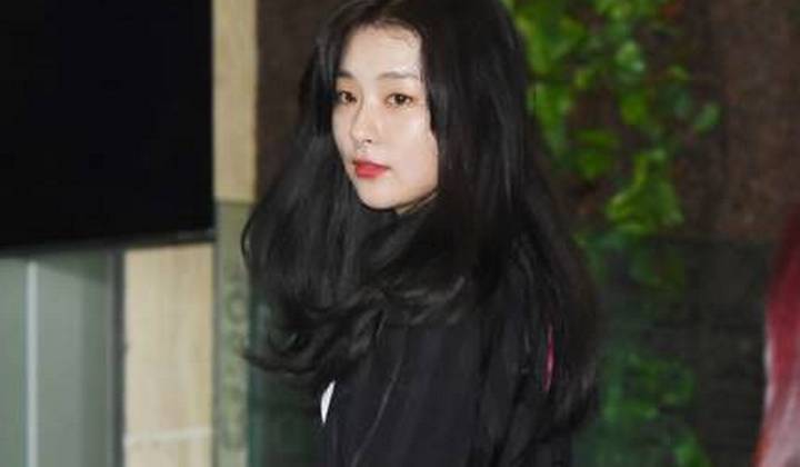 Foto: Seulgi Red Velvet Tunjukkan Wajah yang Bengkak di Bandara, Netter Justru Semakin Puji Visualnya