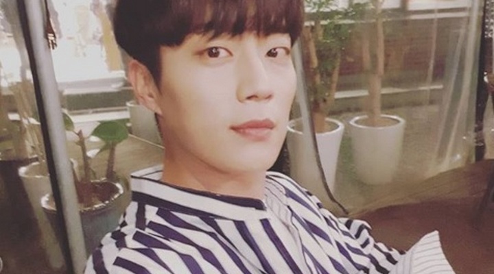 Sedang Jalani Wamil, Yoon Doo Joon Tampil Ceria nan Gagah Dibalut