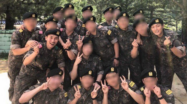 Foto: Ceria Jalani Wajib Militer, Kocaknya Pose Eunkwang & Yoon Doo Joon di Foto Terbaru Ini