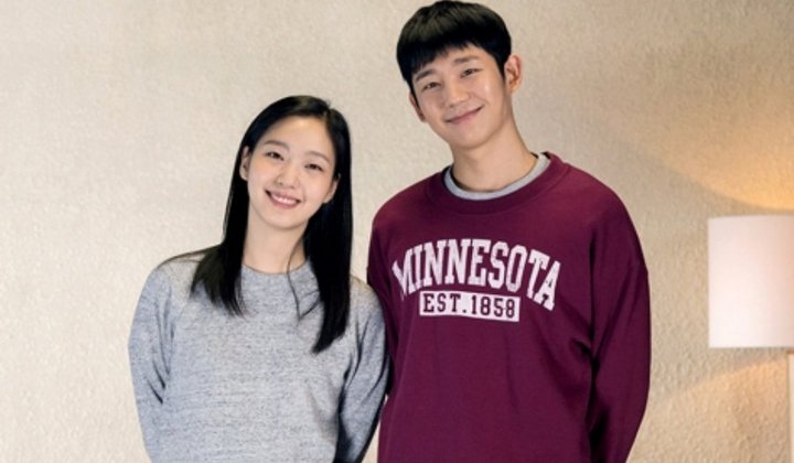 Bertemu Lagi Usai Drama ‘Goblin’, Kim Go Eun dan Jung Hae In Ceria