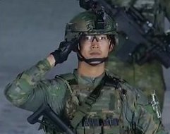 Taecyeon tampan sebagai tentara