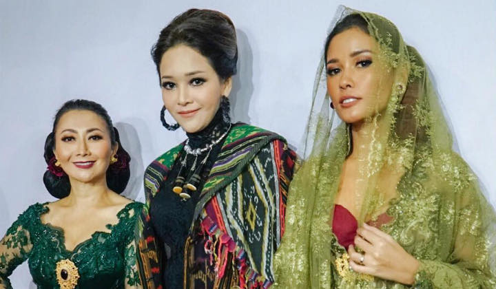 Foto:  Gaya Mulan Jameela Jadi Sorotan, Intip Penampilan 13 Selebriti di Catwalk Jakarta Fashion Week