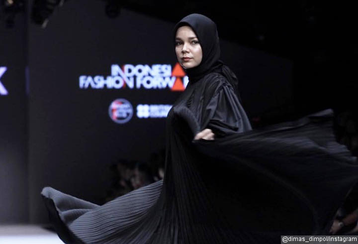 Dewi Sandra Bawakan Busana Muslim Modern Karya Dian Pelangi