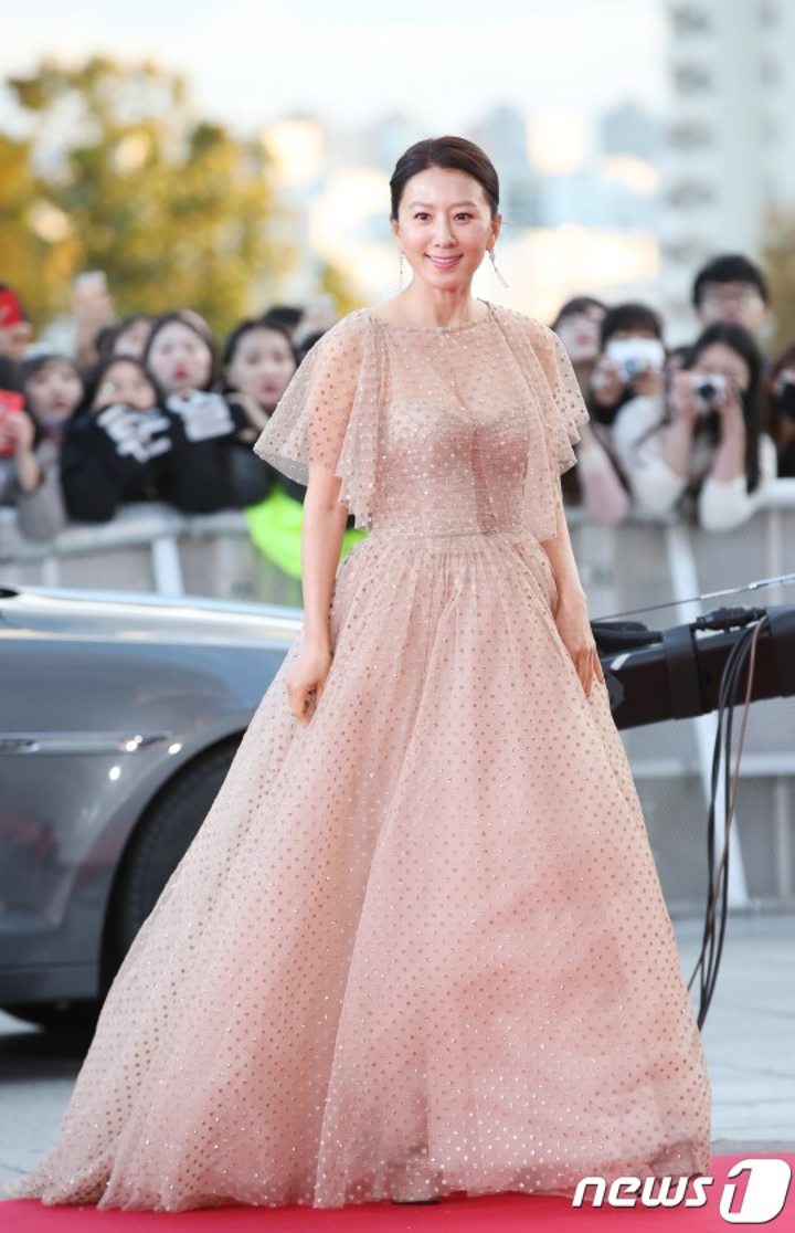 Gaun Mewah Kim Hee Ae Menjadi Sorotan di Red Carpet