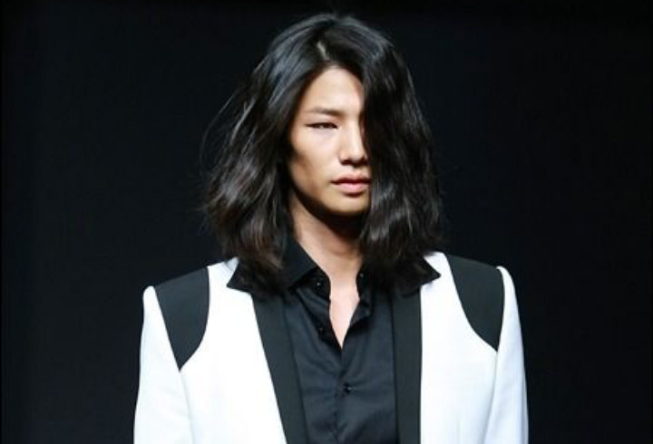 Song Jae Rim Berjalan di Catwalk dengan Rambut Panjang