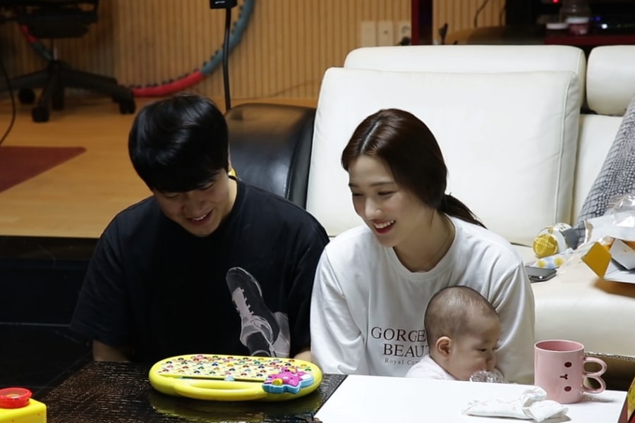 Minhwan dan Yulhee bersama bayi mereka