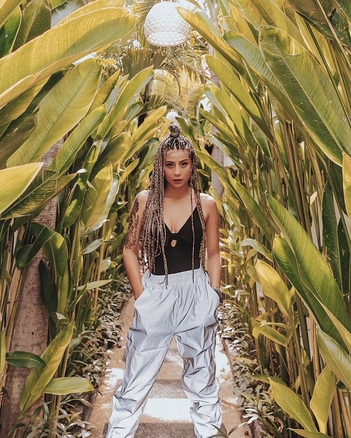 Awkarin Tampil Mengagetkan dengan Gaya Corn Rows Pirang