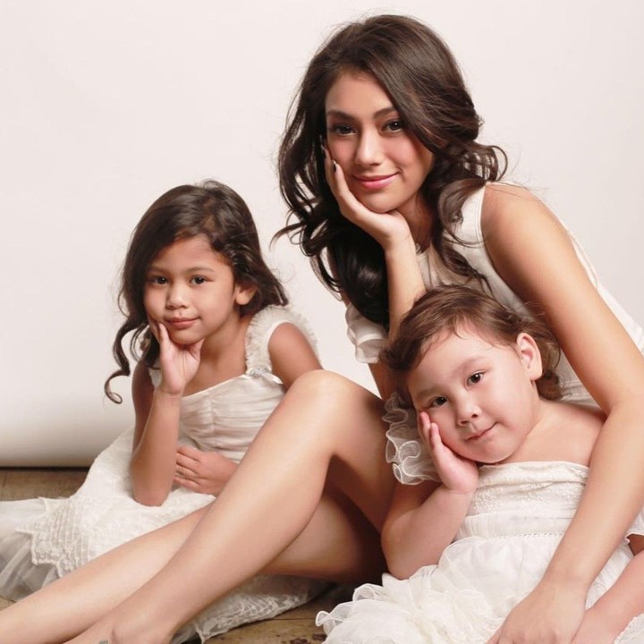 9 Artis Indonesia Ini Putuskan Adopsi Anak Bukti Kasih Sayang Tak Terbatas 9 Artis Indonesia Ini Putuskan Adopsi Anak Bukti Kasih Sayang Tak Terbatas