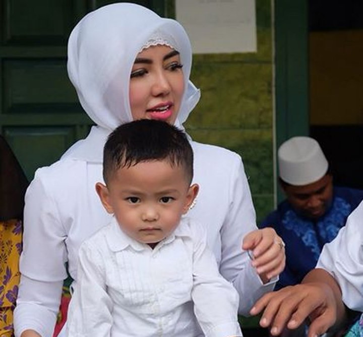 9 Artis Indonesia Ini Putuskan Adopsi Anak Bukti Kasih Sayang Tak Terbatas 9 Artis Indonesia Ini Putuskan Adopsi Anak Bukti Kasih Sayang Tak Terbatas