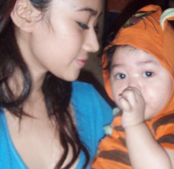 9 Artis Indonesia Ini Putuskan Adopsi Anak Bukti Kasih Sayang Tak Terbatas 9 Artis Indonesia Ini Putuskan Adopsi Anak Bukti Kasih Sayang Tak Terbatas