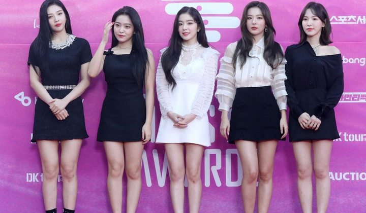 Foto: Red Velvet  Tampil Cantik dan Keren di Red Carpet Seoul Music Awards, Netter Puji Pekerjaan Stylish