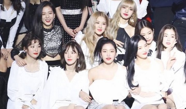Foto: Red Velvet dan Black Pink Tunjukkan Kedekatan di Gaon Chart Awards, Netter Suka Kombinasi Ini