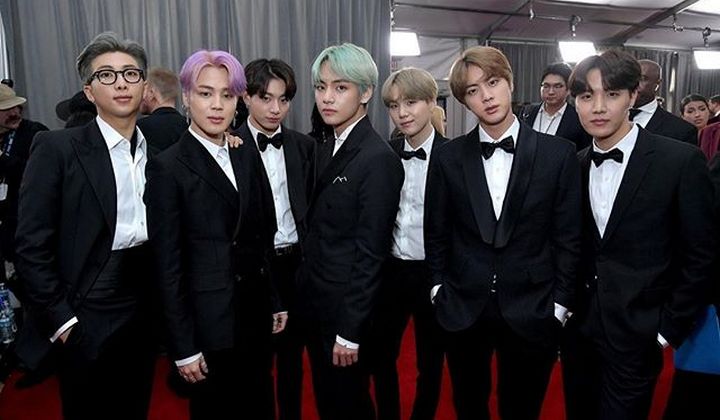 barengkulon info terbaru Taehyung Jas Hitam