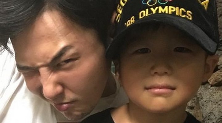 Foto: Bos YG Ungkap Foto Anaknya Pose Bersama GD Big Bang, Netter Nyinyir