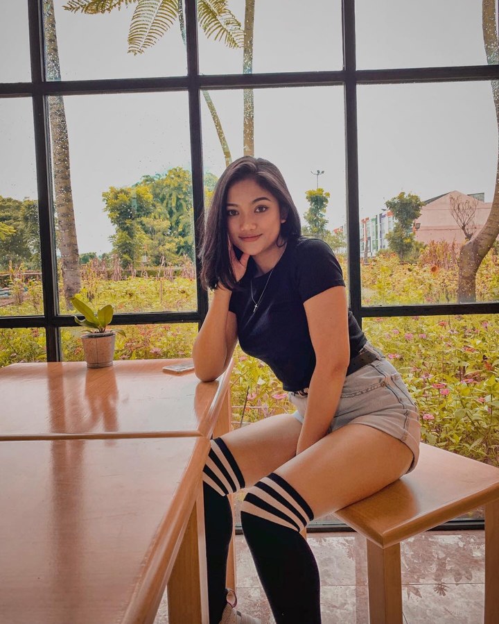 Masih 18 Tahun, Intip 10 Potret Seksi Marion Jola yang