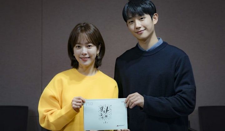 Foto: Usai Bersama Nam Joo Hyuk, Han Ji Min Baca Naskah Drama Baru ‘Spring Night’ dengan Jung Hae In 