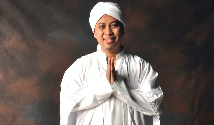 Foto: Siap Antarkan Sang Guru ‘Pulang’, Opick Sebut Hijrah Atas Bimbingan Ustaz Arifin Ilham 