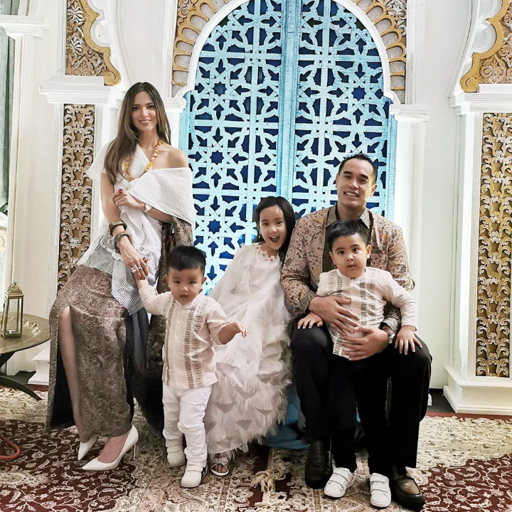 Keluarga Nia Ramadhani dan Ardie Bakrie dengan Busana Putih dan Kain Batik