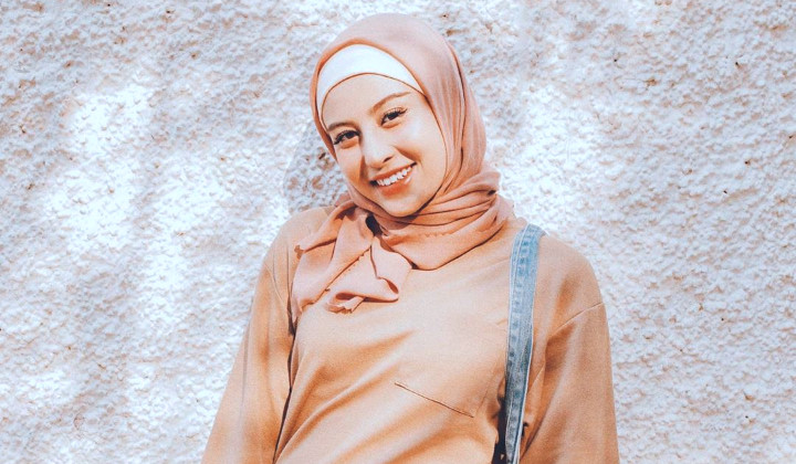 Foto: Awkarin Kenakan Hijab Usai Pamer Foto Hampir Bugil, Warganet Merasa ‘Dipermainkan’