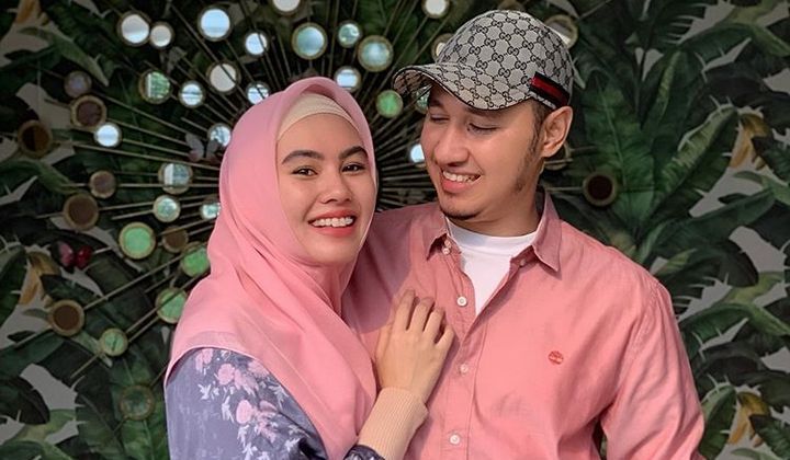 Foto: Kartika Putri Ngambek 'Manja', Habib Usman Gercep Berikan Ini Hingga Bikin Sang Istri 'Meleleh'