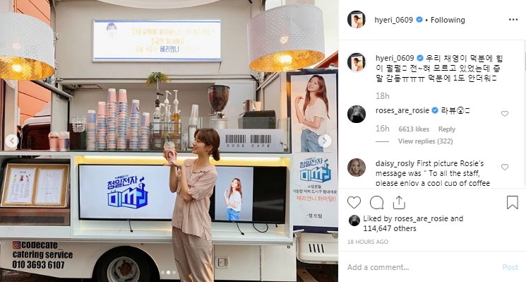 Hyeri mengunggah foto truk kopi dari Rose BLACKPINK